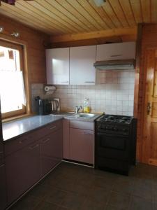 cocina con fogones y fregadero en Haus Melanie, en Hohenau