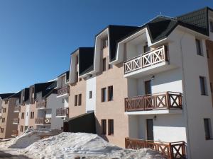 科帕奥尼克SUNCANI BREG - STUDIO 11的公寓大楼前面有雪