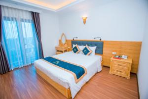 ein Hotelzimmer mit einem Bett und einem Fenster in der Unterkunft Melissa Hotel in Ninh Bình