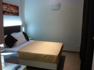 1 dormitorio pequeño con 1 cama en una habitación en Manila Inn en Roma