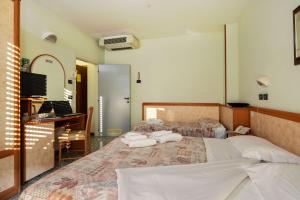 カットーリカにあるHotel B&B Euroのベッド1台が備わる客室です。