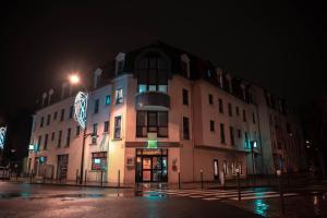 un gran edificio en una calle por la noche en ibis Styles Boulogne sur Mer Centre Cathédrale, en Boulogne-sur-Mer