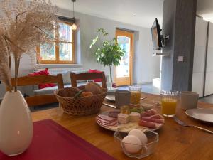 einen Tisch mit einem Teller Essen und einigen Getränken in der Unterkunft Moderne Pension vonBartsch mit Ladestation in der sächsischen Schweiz in Struppen