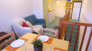 - un salon avec une table et un canapé dans l'établissement VVF Jura Lac de Vouglans, à Maisod