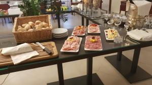 un tavolo con diversi piatti di cibo sopra di Hotel Royal Palace a Messina