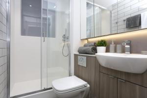 A bathroom at ALTIDO at VITA Fountainbridge - Adults only