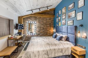 ein Schlafzimmer mit einem großen Bett und einer Ziegelwand in der Unterkunft Casa Verdi in Weliko Tarnowo