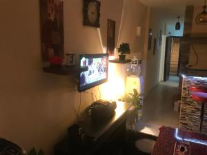 En tv och/eller ett underhållningssystem på Chalet in Belagio Ain Sokhna
