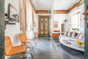 un soggiorno con un letto, sedie e una porta di Hotel Palazzo Murat a Positano