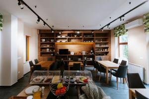 uma sala de jantar com uma mesa e algumas cadeiras em Eper Apartman em Szeged