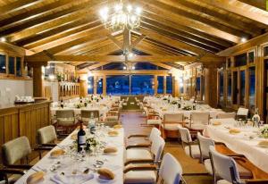 comedor grande con mesas y sillas blancas en Hotel Rural La Casa De Pasarón, en Pasarón