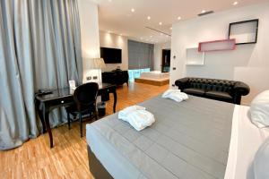 Habitación de hotel con 1 cama, escritorio y 1 dormitorio en Fonte Del Benessere Resort, en Castelpetroso