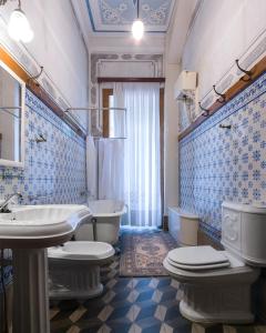 a bathroom with two toilets and a sink and a tub at Quinta São Francisco Rural Resort - Regina Hotel Group in Viana do Castelo