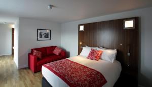 Postel nebo postele na pokoji v ubytování Ramada Encore Newcastle-Gateshead