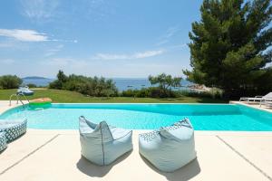 Bazén v ubytování Akti Elia Villas Beachfront Chalkidiki nebo v jeho okolí