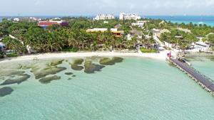 uma vista aérea de uma praia no oceano em Hotel Villa Kiin em Ilha das Mulheres