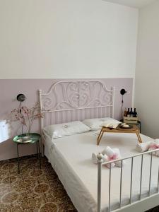 una camera con letto bianco e tavolino di Talìa B & B ad Agira