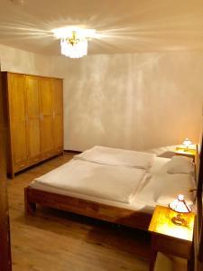 Ein Bett oder Betten in einem Zimmer der Unterkunft Schöne Aussicht am Eifelsteig