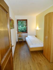 ein kleines Schlafzimmer mit einem Bett und einem Fenster in der Unterkunft Schöne Aussicht am Eifelsteig in Monschau