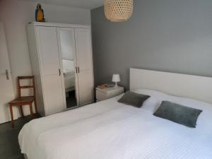 1 dormitorio con 1 cama blanca grande y 2 almohadas en Ferienwohnung in Trin en Trin