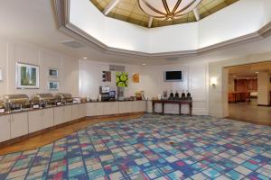 a large lobby with a large rug on the floor at La Quinta by Wyndham Secaucus Meadowlands in Secaucus