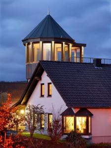 ein Haus mit einem Pavillon darüber in der Unterkunft Weingut & Gästehaus Schumann in Lieser
