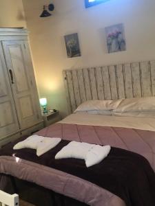 una camera con due letti e asciugamani sul letto di La Mansarda-roof a Catania