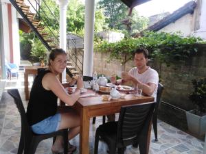 Ein Mann und eine Frau sitzen an einem Tisch in der Unterkunft Janu Homestay in Tangalle + 75 Fotos