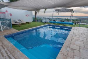 Bazén v ubytování shmulik's resort couples or families only nebo v jeho okolí
