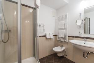 ガイスにあるHotel Innerhoferのバスルーム(洗面台、トイレ、シャワー付)