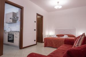 een woonkamer met een bed en een keuken bij Sweet Venice - Exclusive near San Marco - WiFi in Venetië