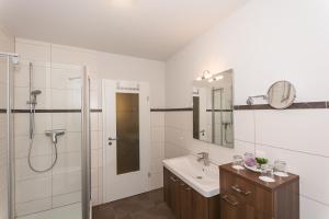 Koupelna v ubytování Apartmenthaus Kleiner Falke + 36 fotografií