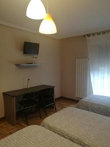 Posteľ alebo postele v izbe v ubytovaní Pension Santiago