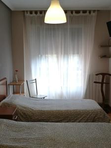 Posteľ alebo postele v izbe v ubytovaní Pension Santiago