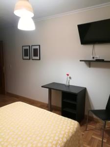 Televízia a/alebo spoločenská miestnosť v ubytovaní Pension Santiago + 37 fotografií