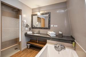 Koupelna v ubytování Hôtel d'Orléans + 37 fotografií