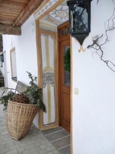 una puerta a una casa con una cesta al lado en Landhaus Strickenmacher, en Sillian