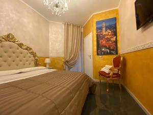 a bedroom with a bed and a chandelier at Residenza Elisabetta in Verona