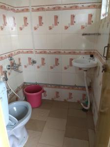 ein Badezimmer mit Toilette und Waschbecken in der Unterkunft Hill Inn Rooms an HomeStay in Udagamandalam + 81 Fotos