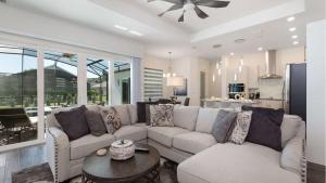 - un salon avec un canapé et une table dans l'établissement Paradise at Providence - Exclusive 4 bed pool home, à Orlando