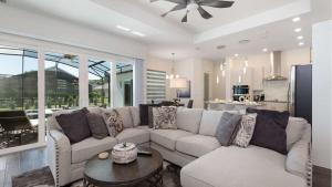 ein Wohnzimmer mit Sofa und Tisch in der Unterkunft Paradise at Providence - Exclusive 4 bed pool home in Orlando