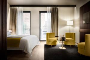 A seating area at Speronari Suites