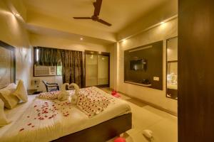 Hotel Ashwin Igatpuri, Pure Veg & Jain Food客房内的一张或多张床位