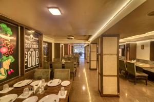 Hotel Ashwin Igatpuri, Pure Veg & Jain Food的休息区