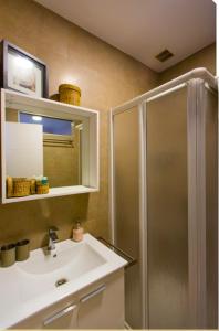 a bathroom with a sink and a shower at Nexo Surf House in El Palmar