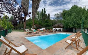 A piscina localizada em Casona La Chiquita ou nos arredores