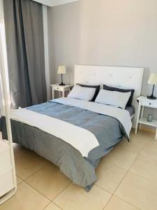 1 dormitorio con 1 cama grande y 2 mesitas de noche en Villa Tías, en Tías