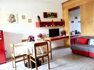 - un salon avec une table et un canapé dans l'établissement GRAZIOSA casa vacanze tra sheraton hotel e baia verde hotel, à Aci Castello