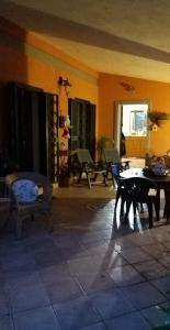 a patio with a table and chairs in a room at Appartamento Casa dei Frati in Magliano in Toscana