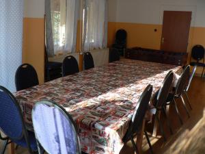 une table et des chaises dans une pièce avec une table et un tissu de table dans l'établissement Chata Pod Hájkem, à Vrchlabí